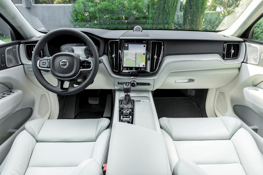 Торпедо Volvo XC60 D4 Inscription 2017 года  (WW) (фото 4 из 18)